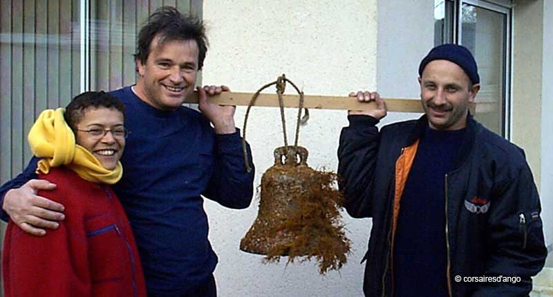 La cloche du HMS Berkeley découverte par les corsaires d'Ango en 1999 